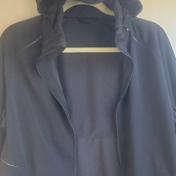 Lululemon Men's Black Hooded Jacket SzM Excellent Condition - Picture 9 of 14